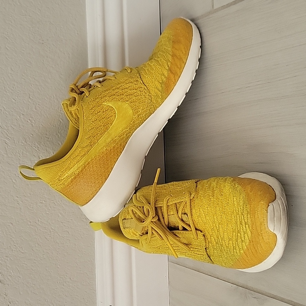 Nike Flyknit Athletic Shoes Size 7